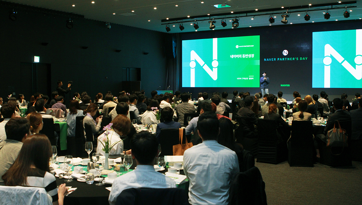 25일 서울 여의도에서 개최된 네이버 파트너스 데이 행사에서 신규 파트너로 함께 협력하게 된 스타트업 및 쇼핑 O2O 73개사 관계자들이 새로운 파트너 지원 프로그램에 대한 설명을 듣고 있다. 이 날 행사에는 신규 파트너사 관계자 150여 명을 비롯해 네이버 윤영찬 부사장 등 주요 실무자들이 참석했다.