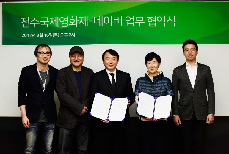 [사진 설명] (좌측부터) 전주국제영화제 이상용 프로그래머, 민성욱 부 집행위원장, 이충직 집행위원장, 네이버 박선영 리더, 조재윤 리더