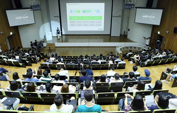 14일 네이버 그린팩토리에서 개최된 네이버 디지털 콘텐츠 테크 콜로키움 2017에 참가한 참가자들의 모습. 이날 콜로키움은 관련 전공 석 박사 약 150여 명이 참석한 가운데, 네이버의 디지털 콘텐츠 서비스 기술 담당자들이 최신 화두와 기술에 대해 소개하고 참가자들과 토론하는 형태로 진행됐다.