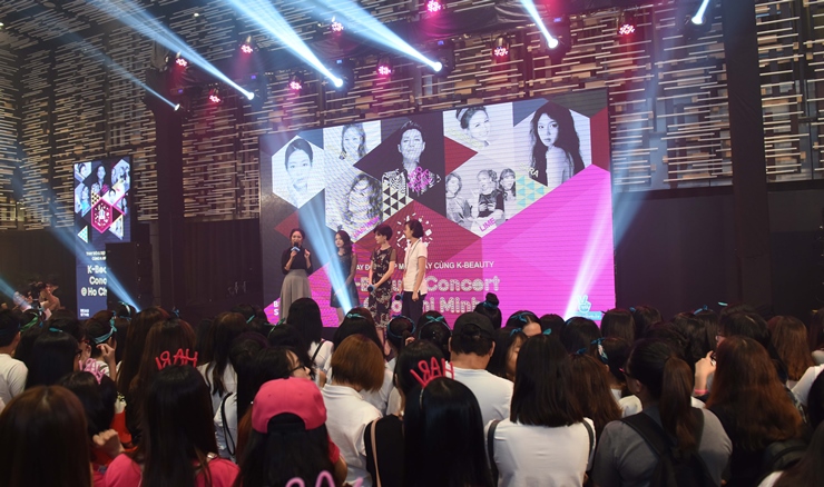 지난 20일 베트남 호치민에 위치한 컨벤션센터에서 '베트남 여성의 날'을 맞이해 네이버 뷰스타, K뷰티 브랜드, 베트남 셀러브리티들과 함께하는 'K뷰티 콘서트'가 개최된 가운데, 뷰스타 '체스'가 메인 무대에서 메이크업 라이브쇼 주인공인 베트남 여성과 함께 이야기를 나누고 있다.