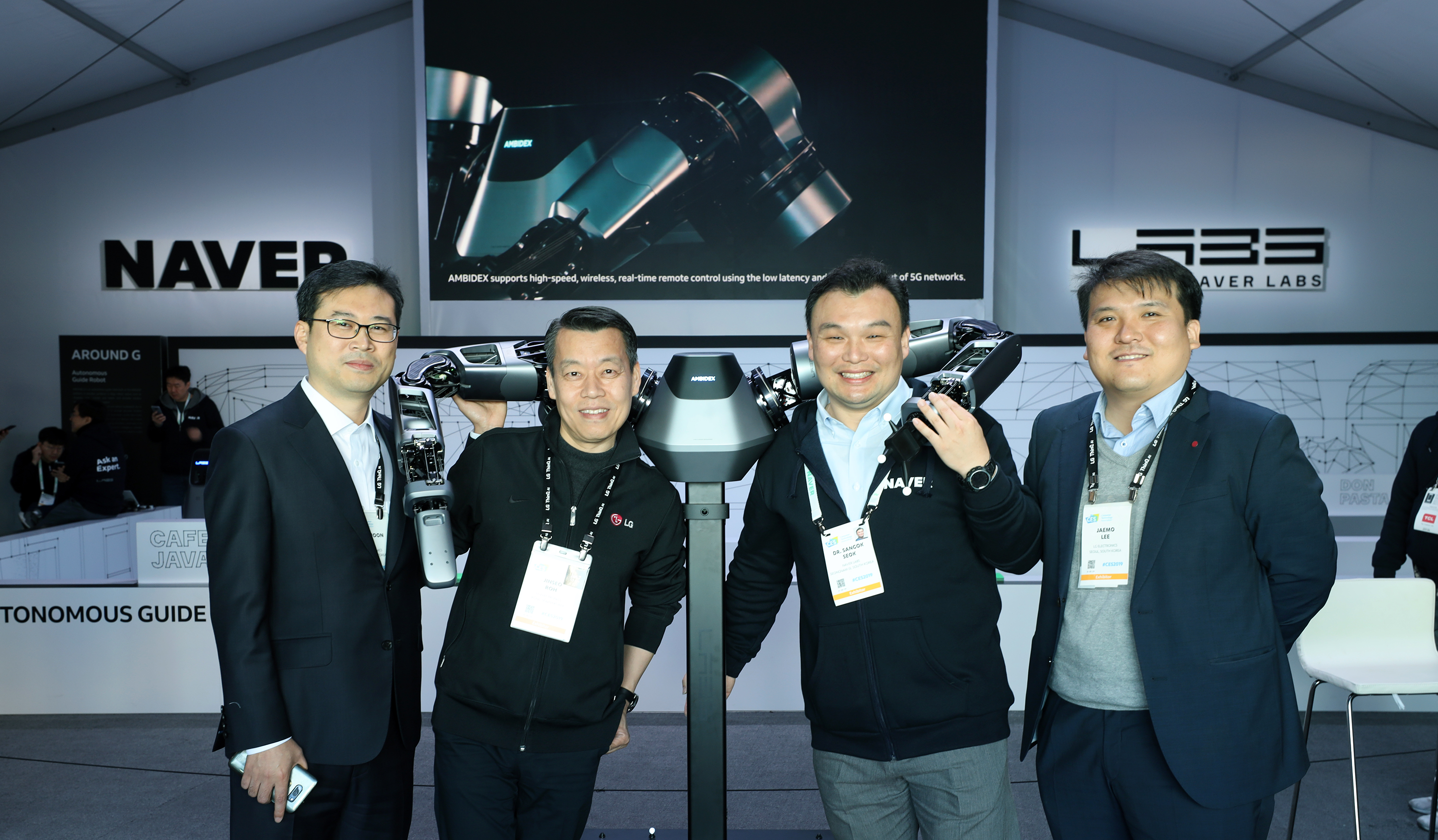 네이버-LG전자, CES에서 로봇 기술 공동 연구 합의… LG 안내로봇에 위치 및 이동 통합 플랫폼 ‘xDM’ 탑재
